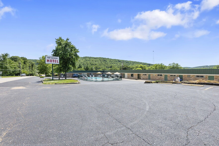 Primary Photo Of 310 S McCune St, Pilot Knob Hotel For Sale