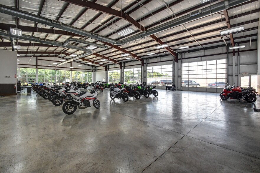 More Photos Of 14902 N Fwy Service Rd, Houston Freestanding For Lease