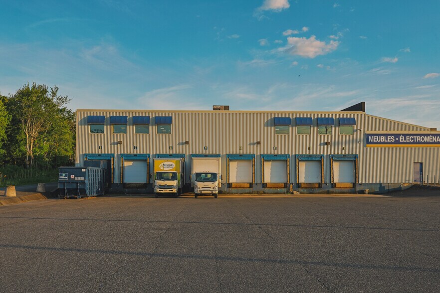 More Photos Of 1555 Boul Industriel, Farnham Warehouse For Lease