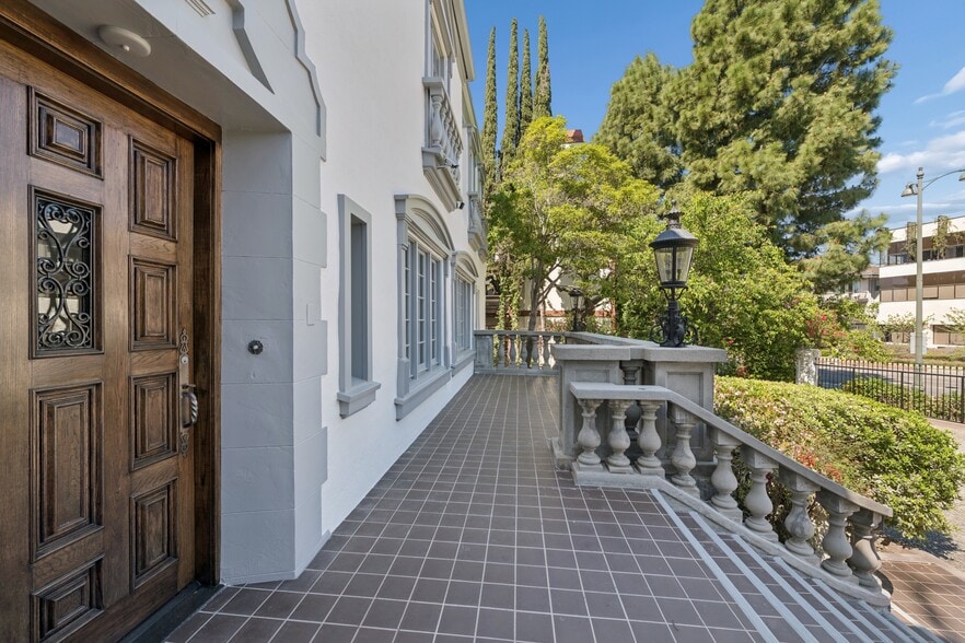 More Photos Of 4526 Wilshire Blvd, Los Angeles Office Residential For Sale