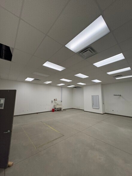 More Photos Of 66850 Executive Dr, Saint Clairsville Warehouse For Lease