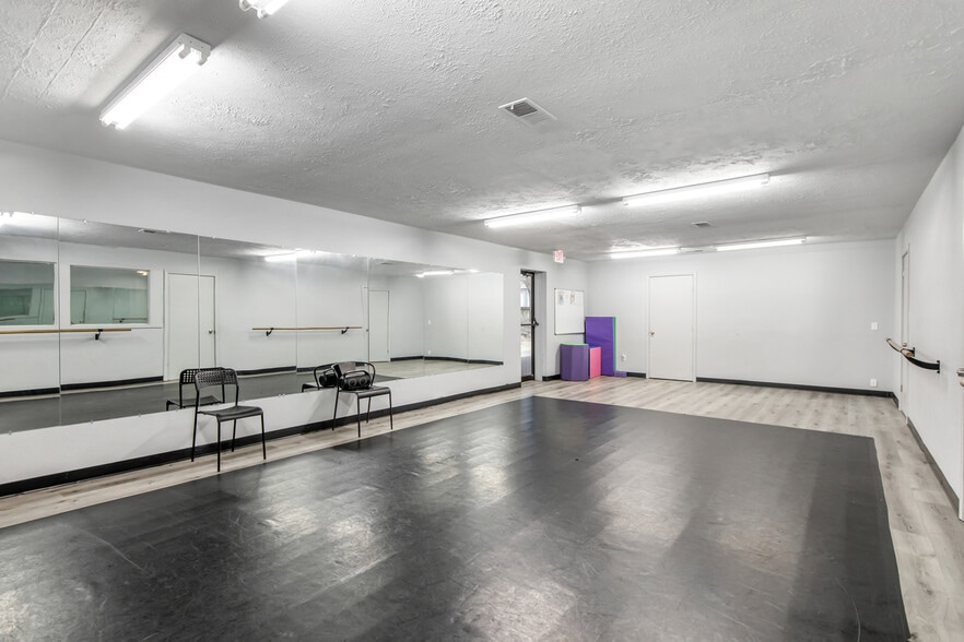 More Photos Of 1725 Northpark Dr, Kingwood Auto Repair For Sale