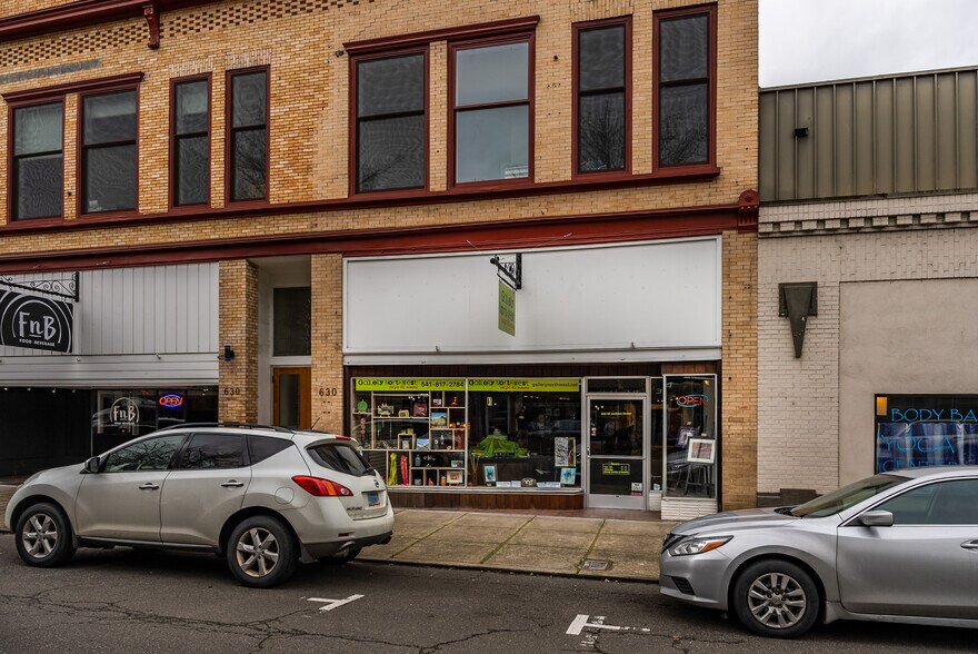 More Photos Of 622-630 SE Jackson St, Roseburg Storefront For Sale