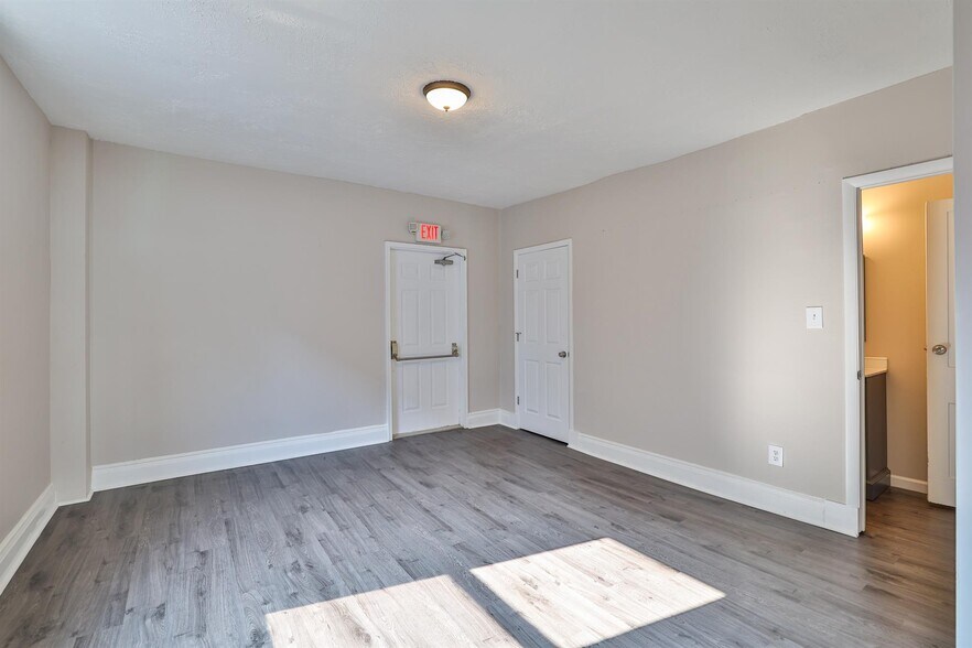 More Photos Of 2007 Madison Rd, Cincinnati Storefront For Sale