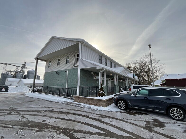 More Photos Of 107 W Delaware, Decatur Freestanding For Sale