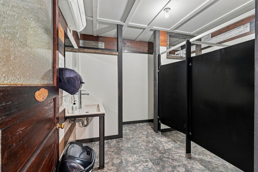 More Photos Of 204 S Broadway, Salisbury Specialty For Sale