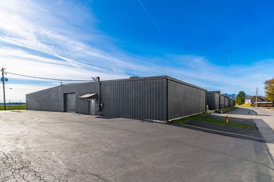 More Photos Of 2300 Marilyn Ln, Columbus Light Distribution For Lease