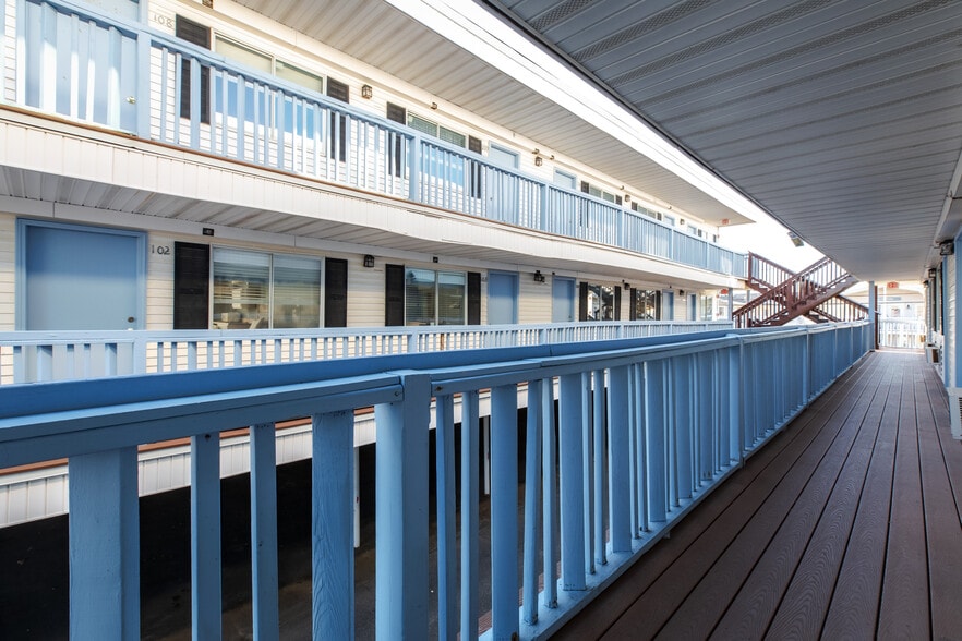 More Photos Of 198 Ashworth Ave, Hampton Hotel For Sale