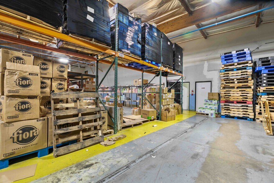 More Photos Of 9362 Eton Ave, Chatsworth Warehouse For Lease