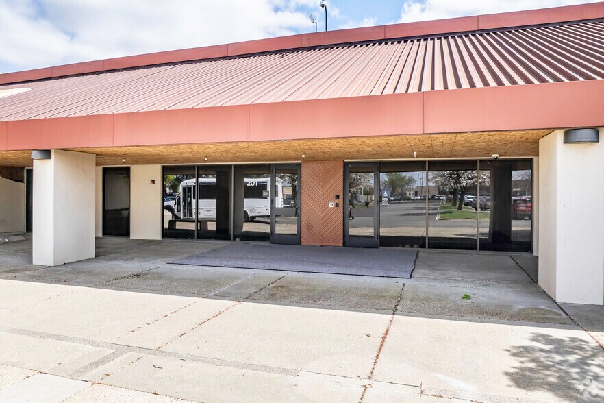 More Photos Of 201 N Sunrise Ave, Roseville Research And Development For Sale