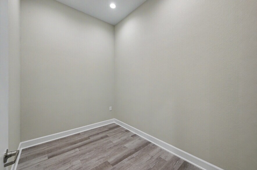 More Photos Of 625 Regal Row, Montgomery Medical For Lease