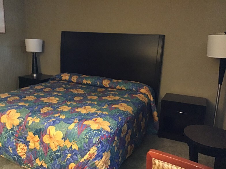 More Photos Of 601 N State St, Bunnell Hotel For Sale