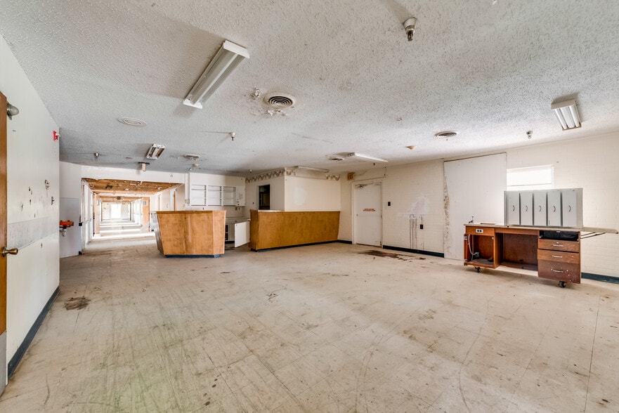 More Photos Of 1601 Kennedy St, Bonham Apartments For Sale