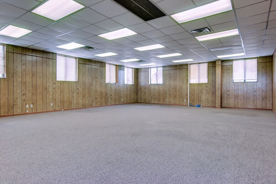 More Photos Of 228 Texas Ave, Hooks Office For Lease