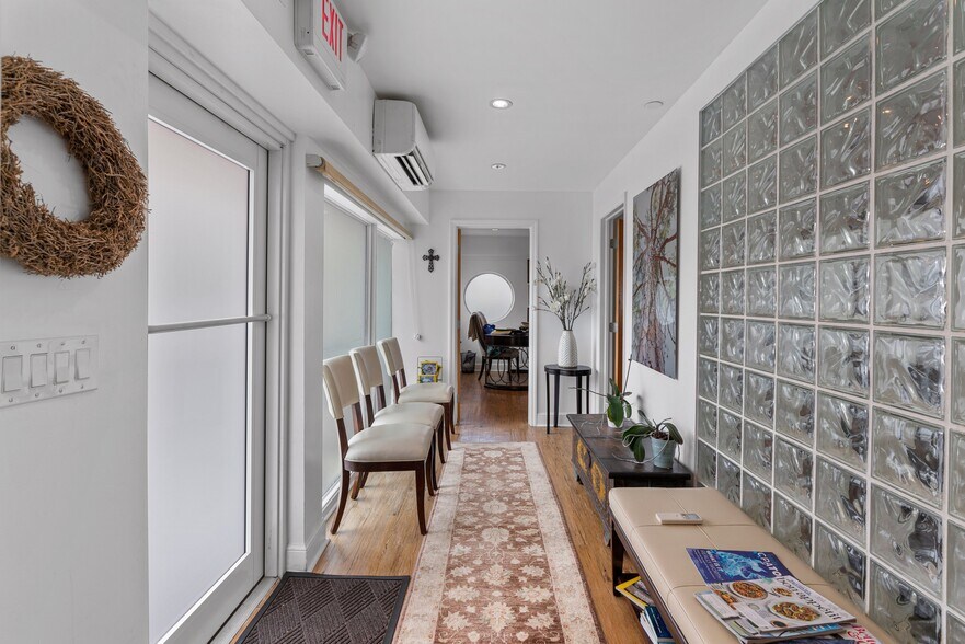 More Photos Of 2200 NE 26th St, Wilton Manors Office For Sale