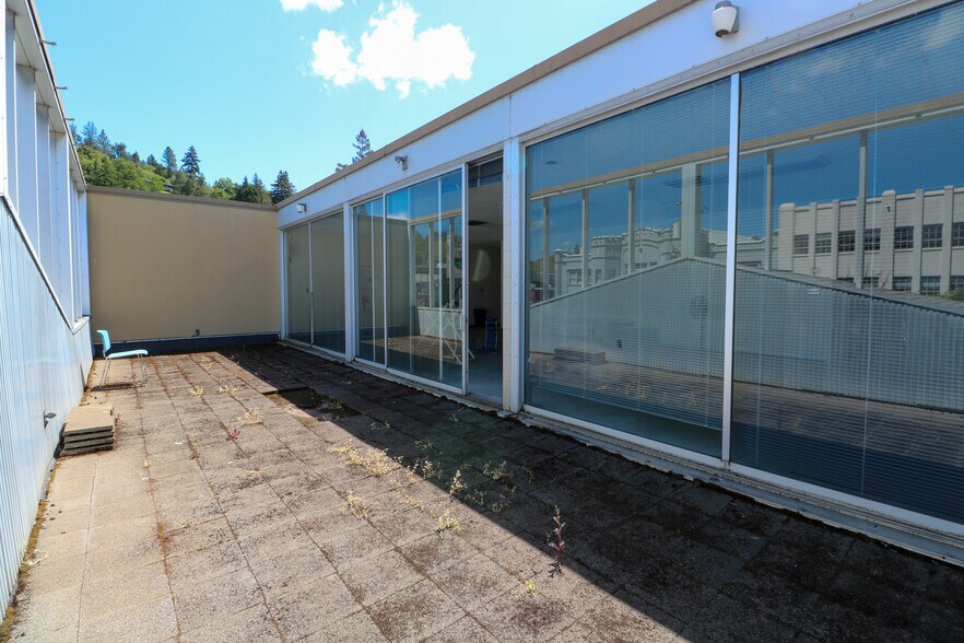 More Photos Of 619 SE Main St, Roseburg Bank For Sale