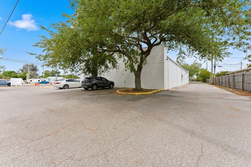 More Photos Of 4801 66th St N, Kenneth City General Retail For Sale