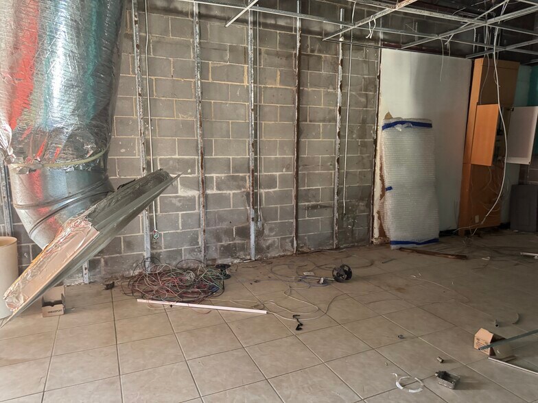 More Photos Of 12135 Bissonnet St, Houston Storefront Retail Office For Lease