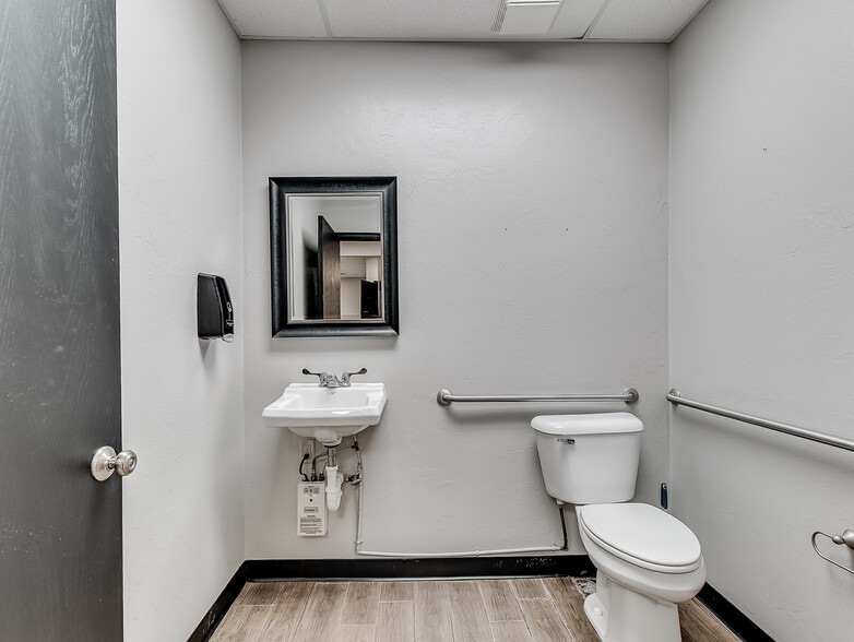 More Photos Of 17311 NE 23rd St, Choctaw Office For Sale