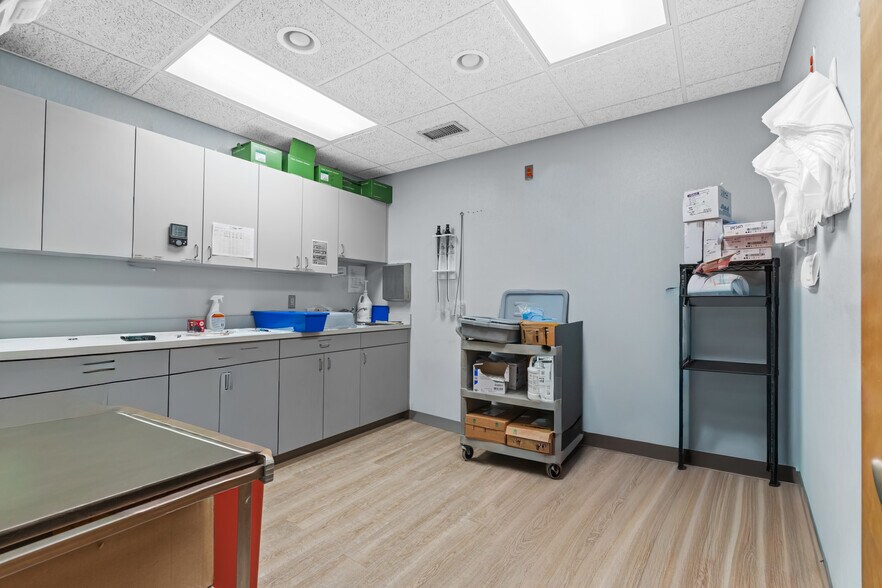 More Photos Of 28565-28585 Schoenherr Rd, Warren Medical For Lease