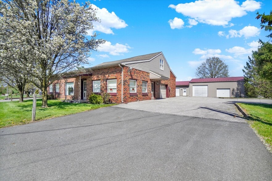 More Photos Of 2553 Roosevelt Ave, York Flex For Sale