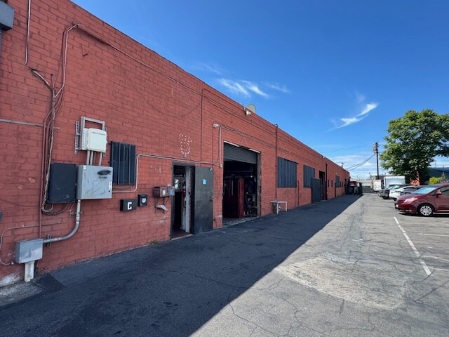 More Photos Of 2601 S Broadway, Los Angeles Warehouse For Lease