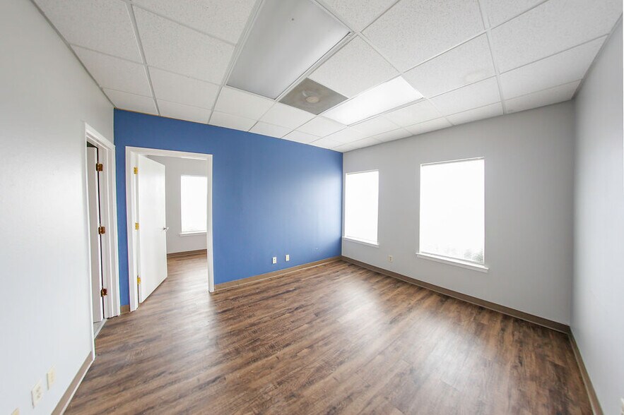 More Photos Of 4550 Lamar Ave, Paris Rehabilitation Center For Lease