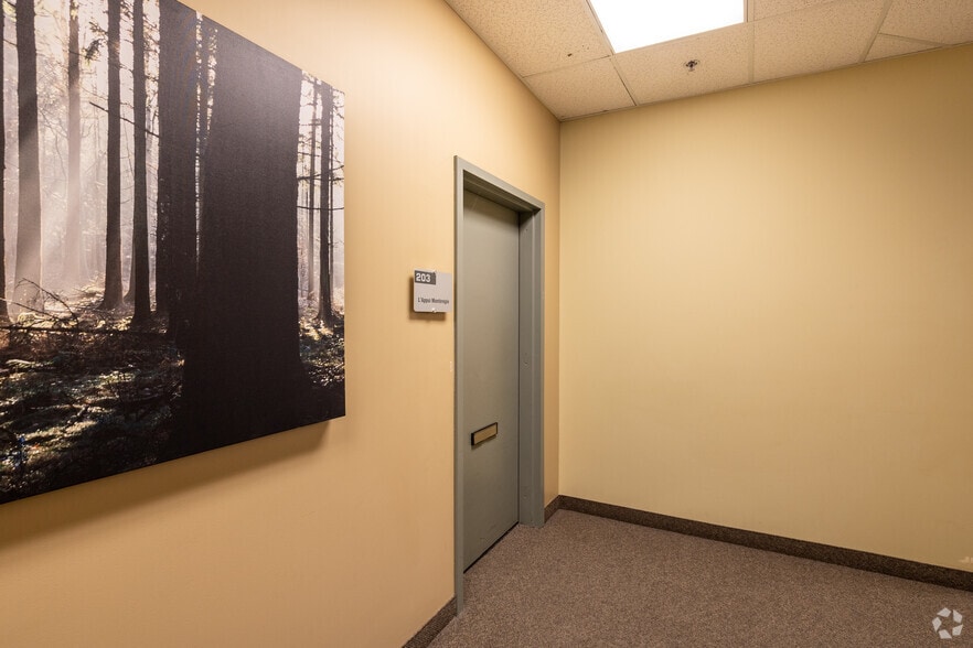 More Photos Of 170 Boul Taschereau, La Prairie Storefront Retail Office For Lease