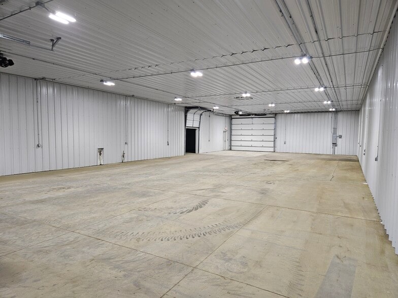 More Photos Of 6505 John J Pershing Dr, Omaha Warehouse For Lease