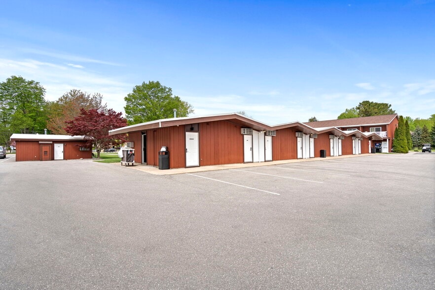 More Photos Of 612 N Lakeshore Dr, Ludington Hotel For Sale