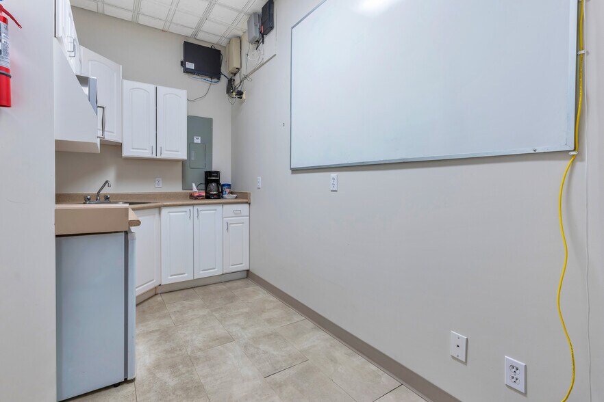 More Photos Of 1120 Westwood St, Coquitlam Office For Sale