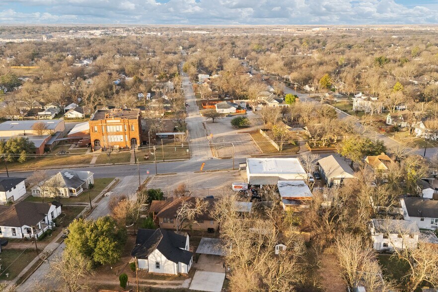 More Photos Of 504 Granbury St, Cleburne Storefront For Sale
