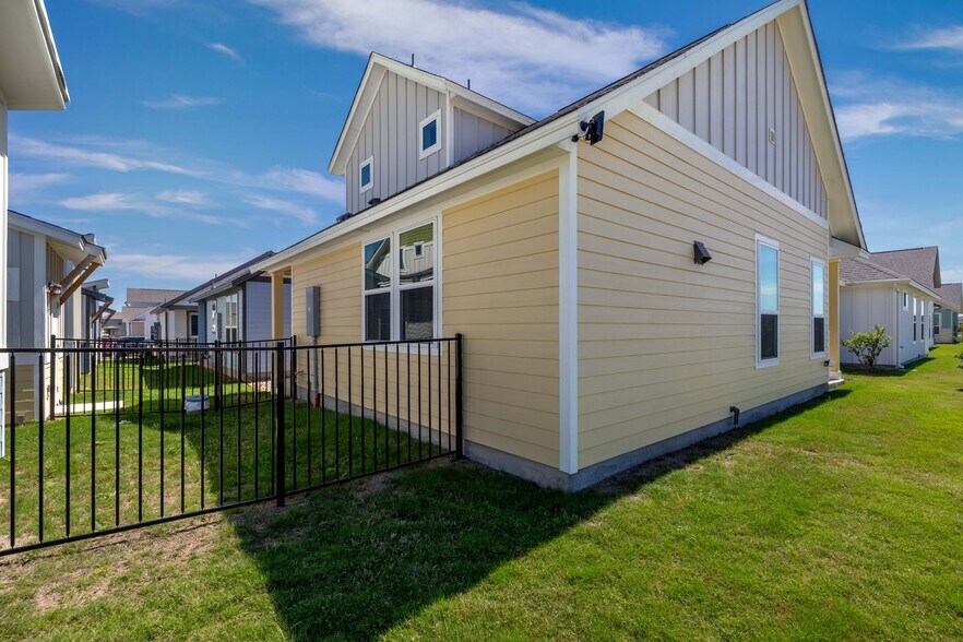 More Photos Of 2127 Hofstaat, New Braunfels Hospitality For Sale