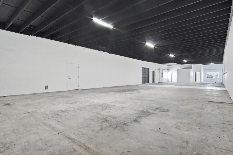 More Photos Of 20908 Itasca St, Chatsworth Light Manufacturing For Sale