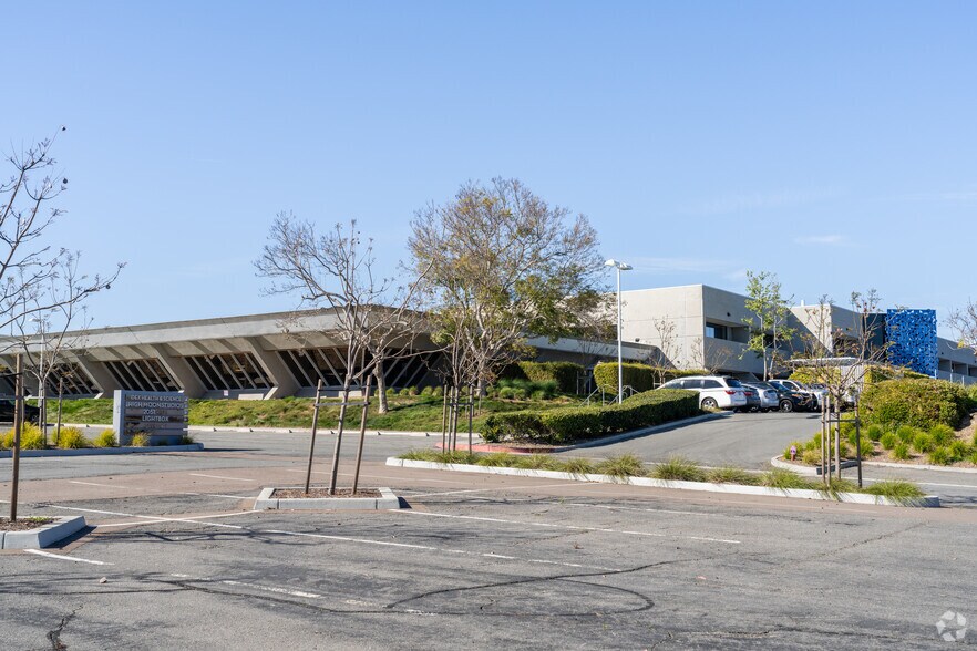 More Photos Of 2051 Palomar Airport Rd, Carlsbad Research And Development For Lease