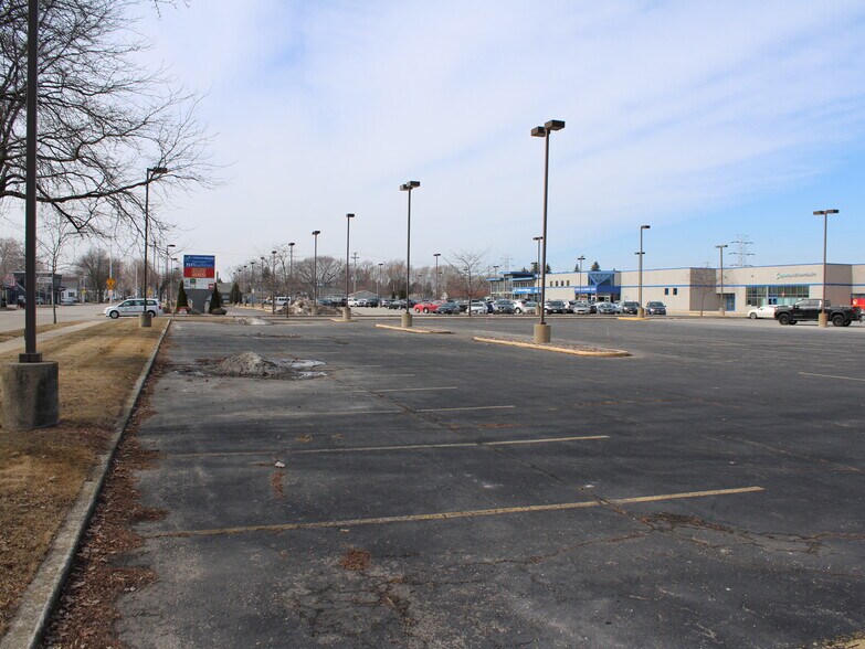 More Photos Of 7-75 W Scott St, Fond Du Lac General Retail For Sale