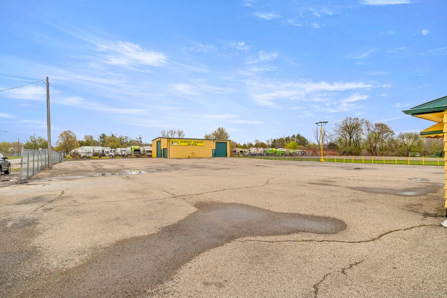 More Photos Of 6120 N Dort Hwy, Flint Service For Lease