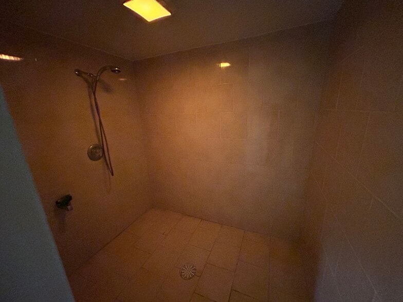 More Photos Of 669 E 185th St, Euclid General Retail For Sale