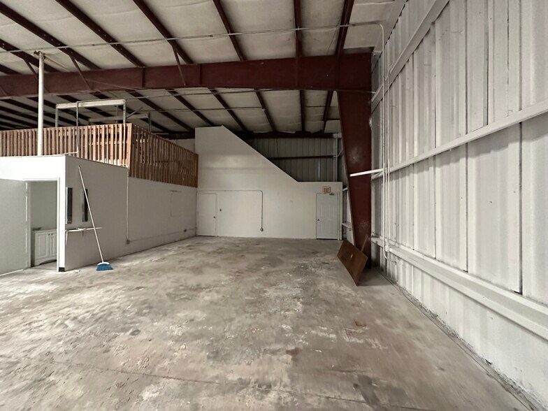 More Photos Of 18715 Colonial Dr, Orlando Warehouse For Lease