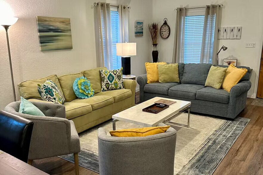 More Photos Of 747 Oasis St, New Braunfels Storefront Retail Residential For Sale