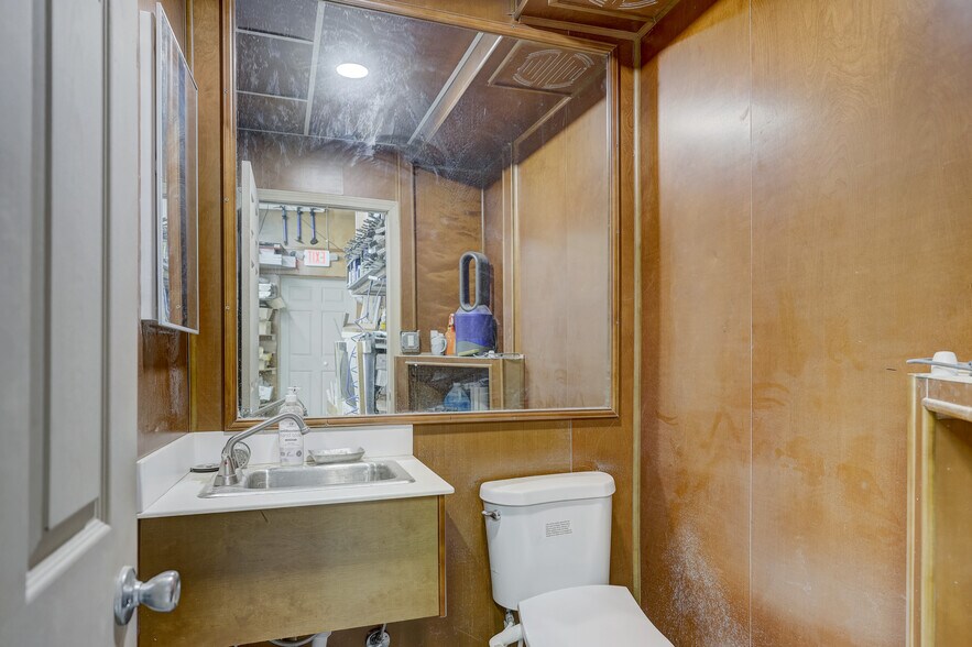 More Photos Of 24354 John R Rd, Hazel Park Flex For Lease
