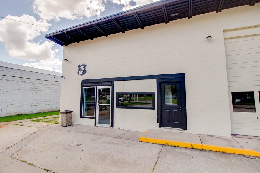 More Photos Of 406 W Carpenter St, Jerseyville Flex For Sale