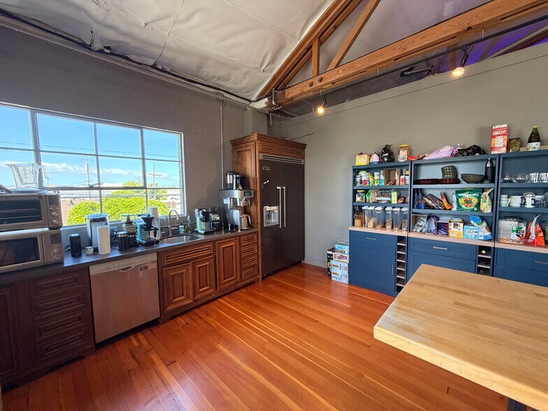 More Photos Of 2620-2626 Spring St, Redwood City Light Manufacturing For Lease