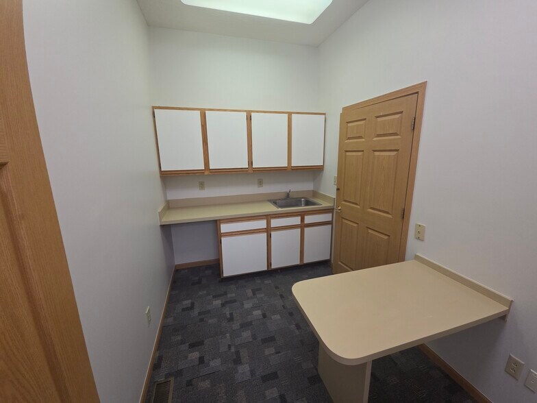 More Photos Of 4000 Parkmead Dr, Grove City Medical For Lease