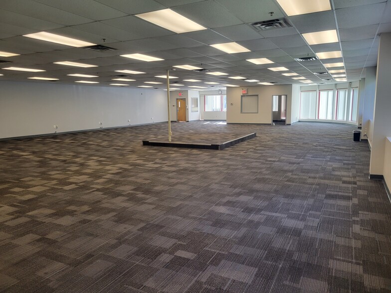 More Photos Of 900 Corporate Blvd, Newburgh Light Distribution For Lease