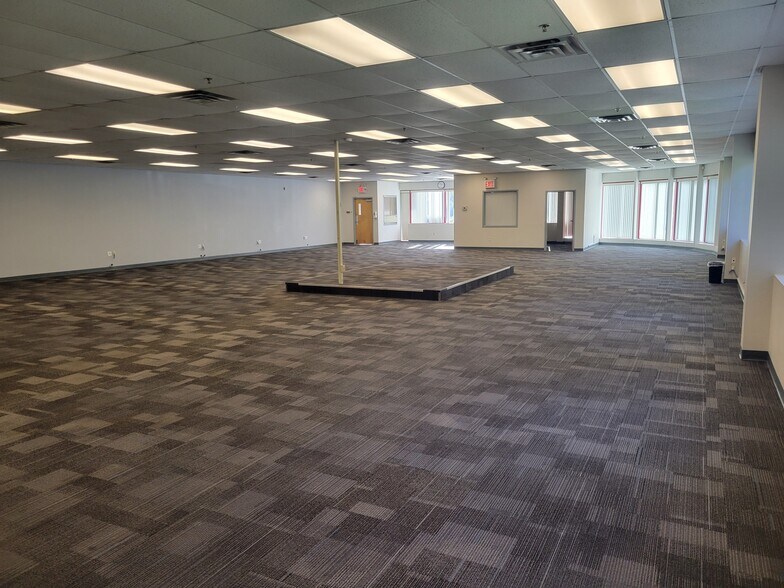 More Photos Of 900 Corporate Blvd, Newburgh Light Distribution For Lease