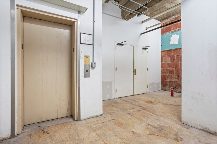 More Photos Of 611 Houston St, Fort Worth Bar For Lease
