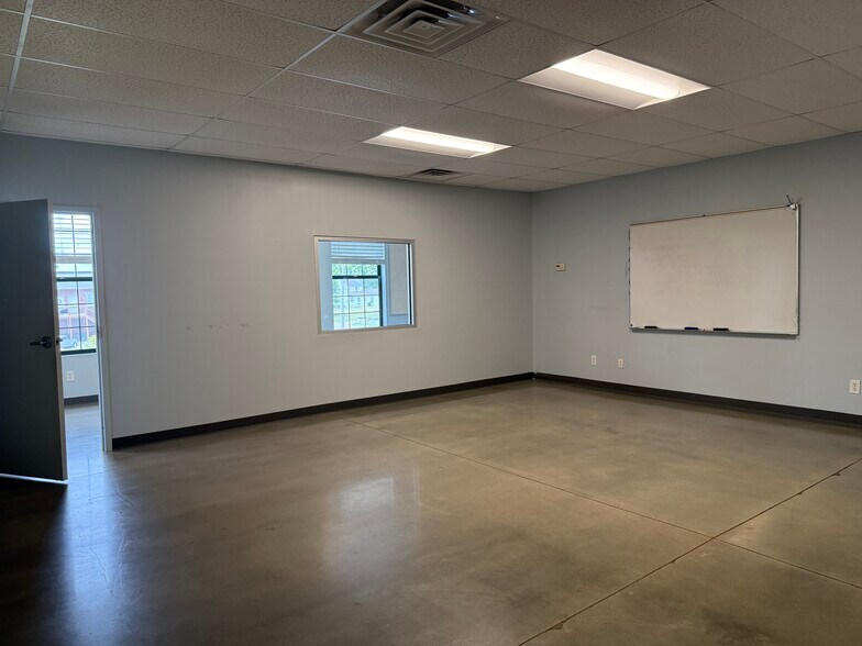 More Photos Of 201-217 N Main St, Versailles Storefront Retail Office For Lease