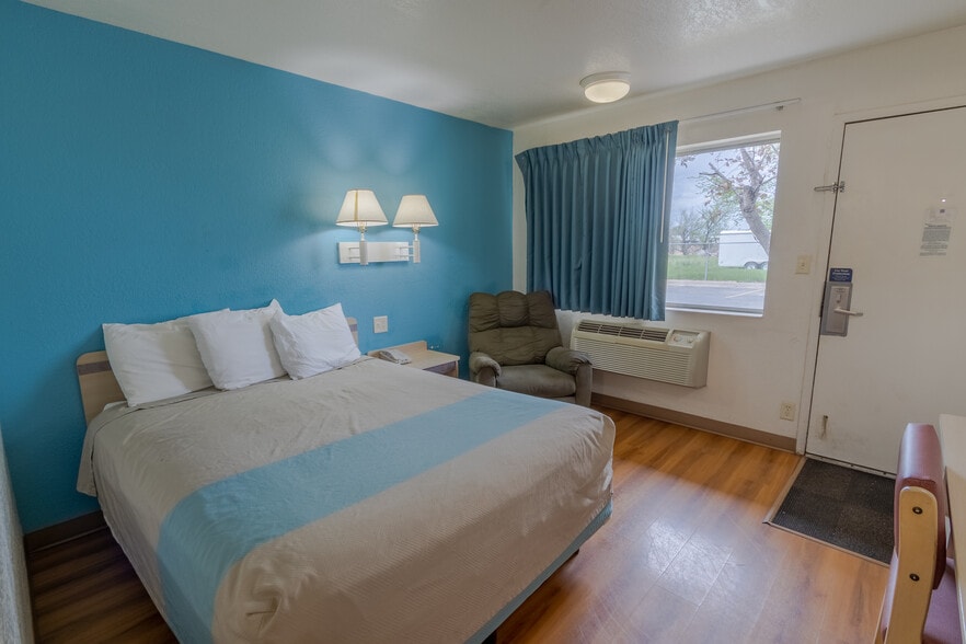 More Photos Of 1309 S Ohlman St, Mitchell Hotel For Sale