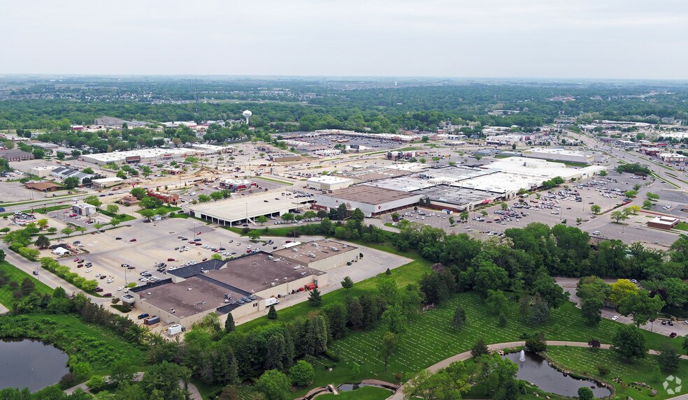 More Photos Of 279 Collins Rd NE, Cedar Rapids Supermarket For Lease